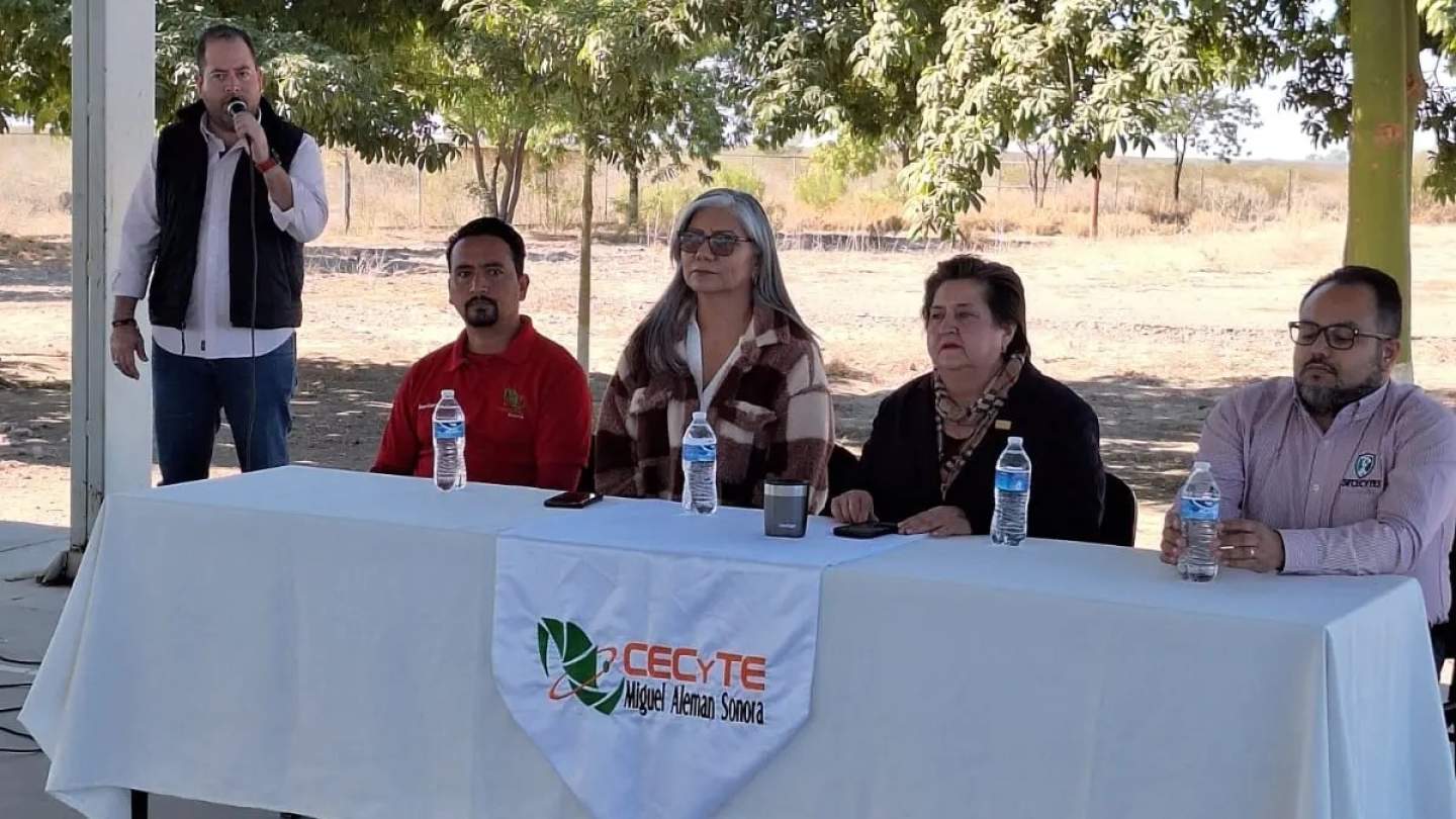 Visita Directora General el plantel Poblado Miguel Alemán y realiza entrega de material.